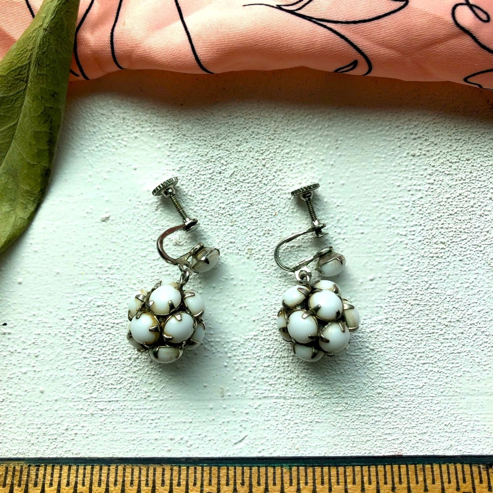 VINTAGE 1950s bauble screw back earrings - screw backs work great ivory & silver
